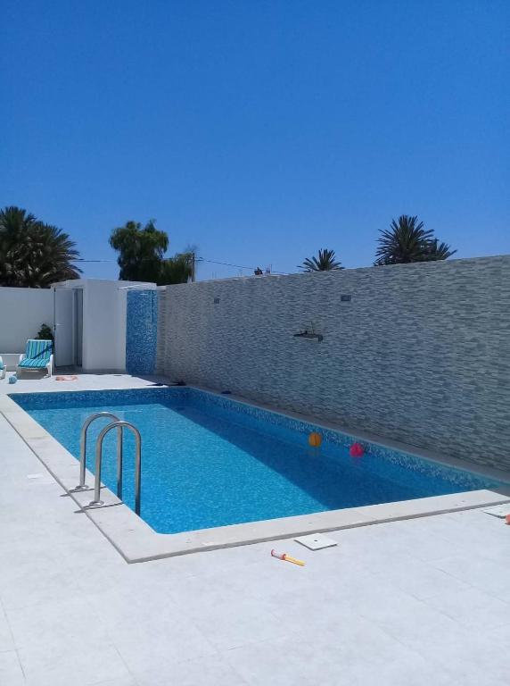villa avec piscine à 400m de la plage